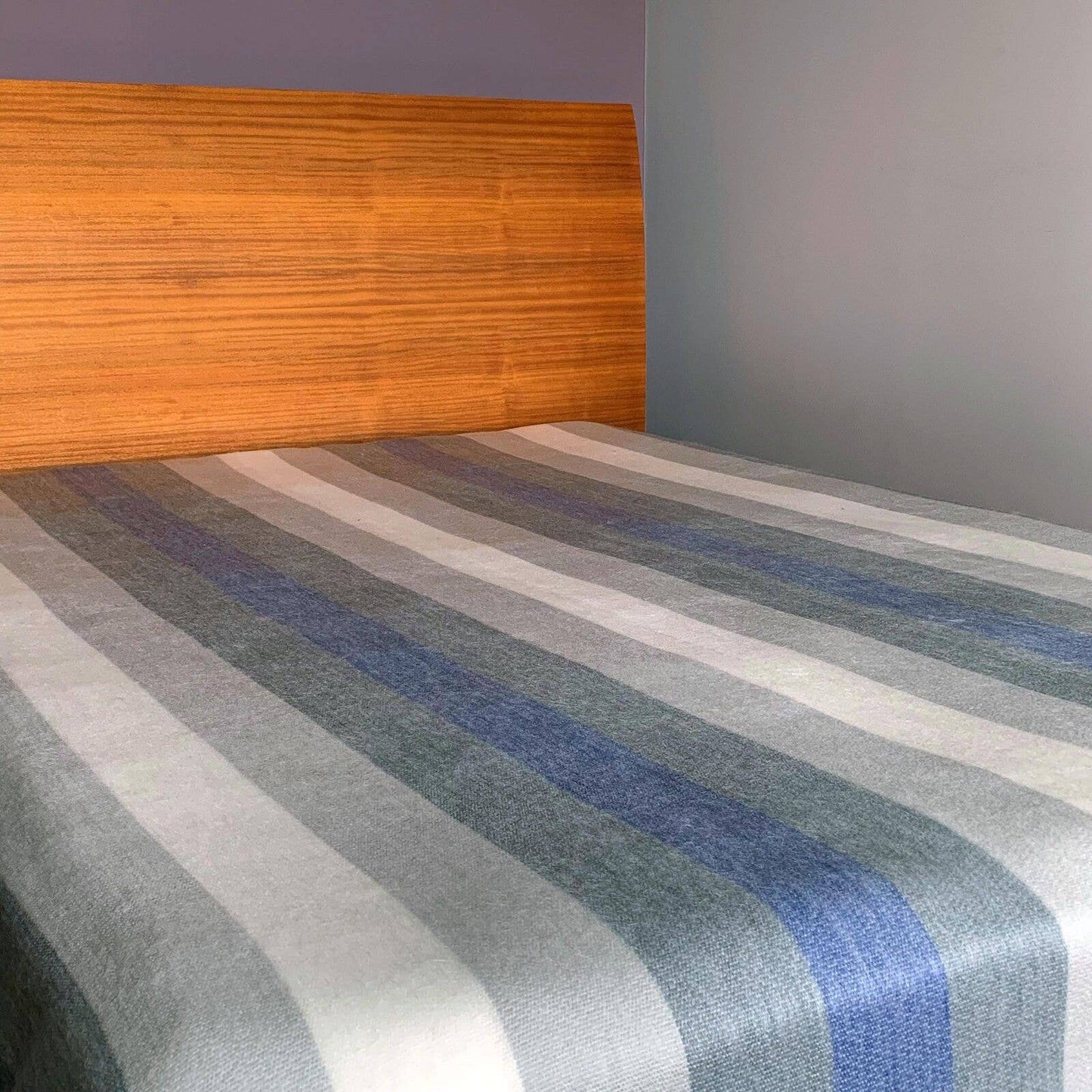 Soft & Warm Baby Alpaca Wool Blanket - Queen 90" x 65" - Thick Stripes Pattern White/Blue/Gray